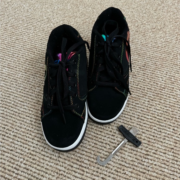 Heely shoes with tool - Picture 2 of 5